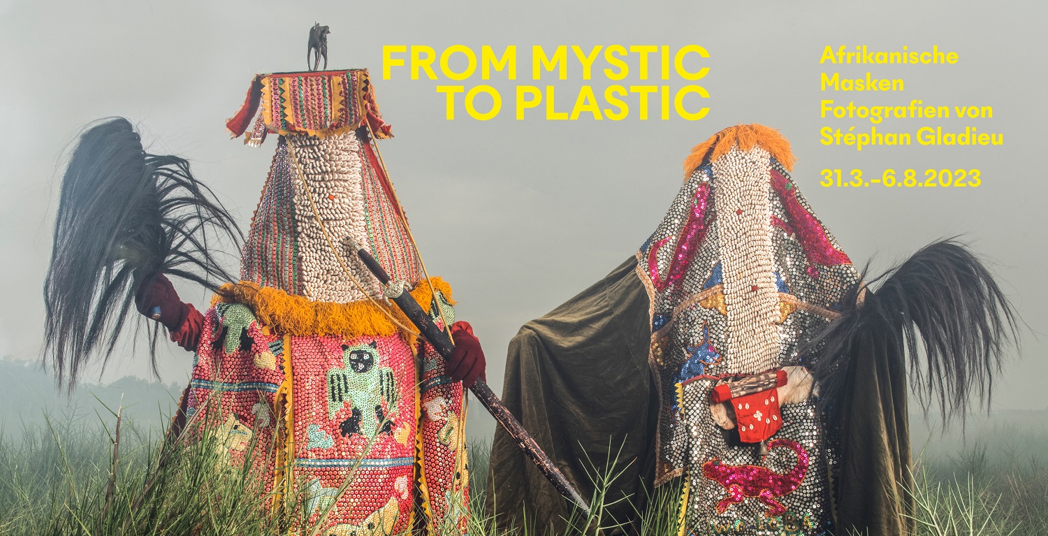 Grafik zur Sonderausstellung From Mystic to Plastic mit zwei Egungun-Maskentänzern, dem Titel, Untertitel der Ausstellung und Laufzeit.